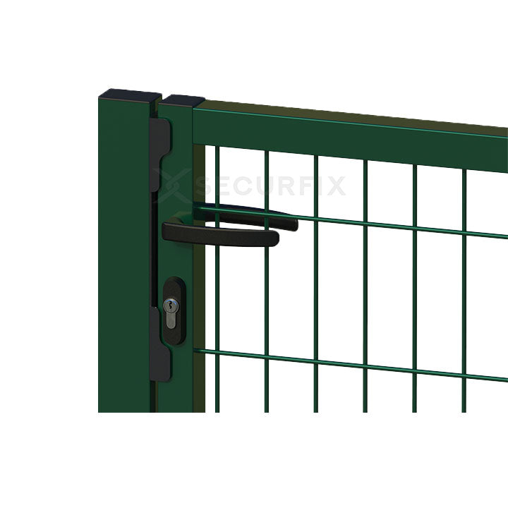 Detalle de cerradura y maneta en puerta mallazo verde